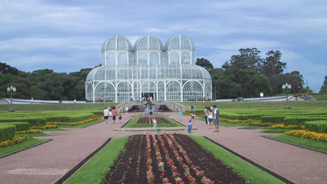 Jardim Botânico de Curitiba com sua estufa de vidro e jardins floridos